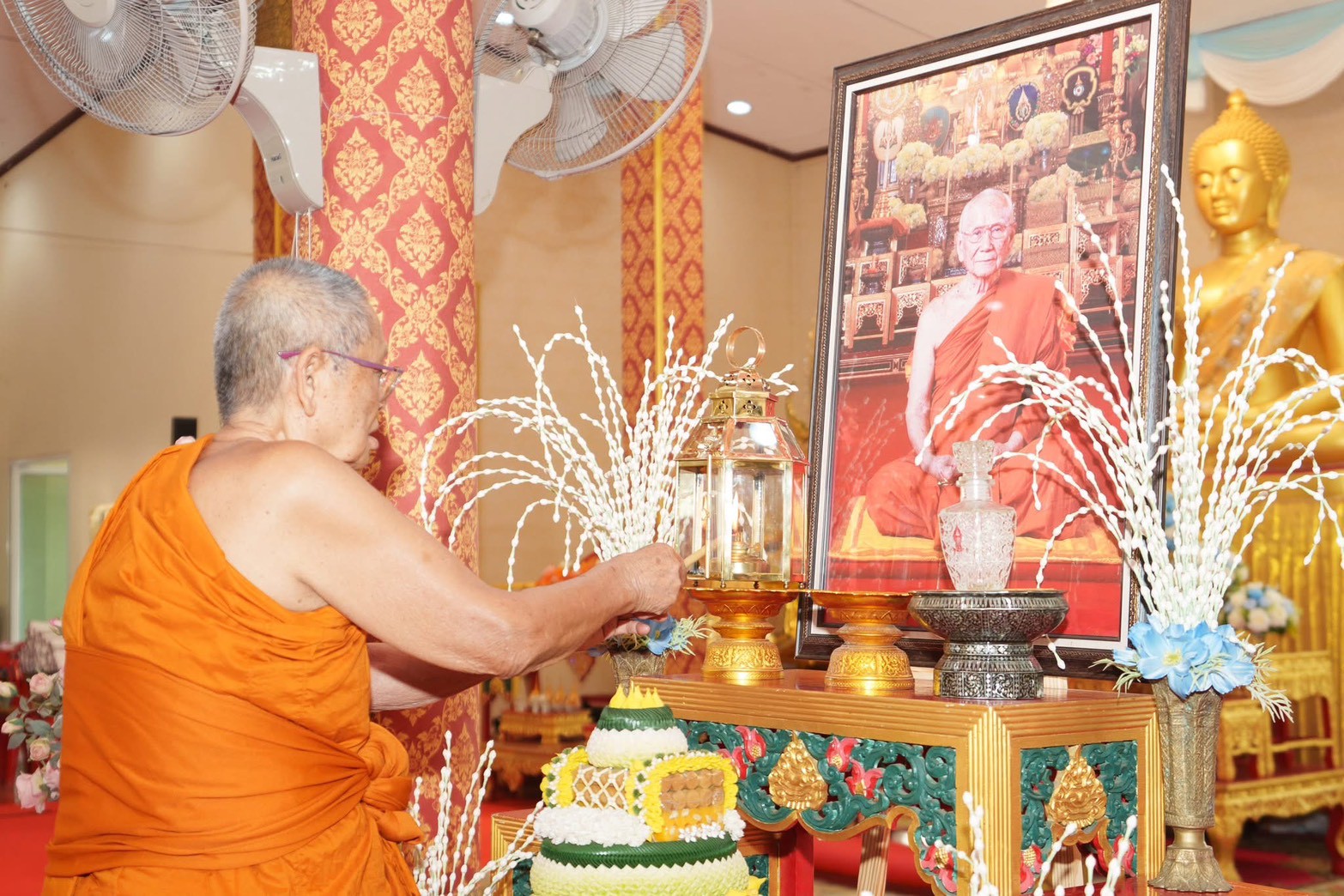 title - วันจันทร์ที่ 29 ธันวาคม 2568 เวลา 14.30 น. นายวิทูล ประดิษฐบุญ  ปฏิรูปที่ดินจังหวัดปราจีนบุรี มอบหมายให้ ข้าราชการ และเจ้าหน้าที่ ส.ป.ก.ปราจีนบุรี เข้าร่วม พิธีรับไฟพระฤกษ์และน้ำพระพุทธมนต์ประทาน  ของสมเด็จพระอริยวงศาคตญาณ สมเด็จพระสังฆราช สกลมหาสังฆปริณายก  เนื่องในโอกาสวันขึ้นปีใหม่ 2568